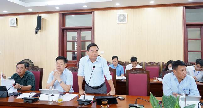 Đồng chí Phùng Công Thế - ĐUV, Trưởng phòng Kinh tế báo cáo tại hội nghị