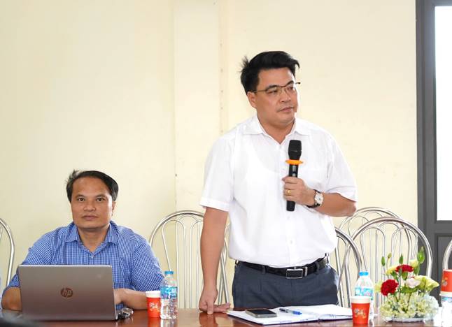 Lãnh đạo công an xã trao đổi tại hội nghị