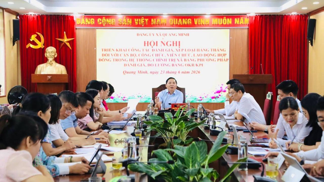 Đồng chí Nguyễn Thanh Liêm -Thành ủy viên, Bí thư Đảng ủy, Chủ tịch HĐND xã phát biểu kết luận hội nghị