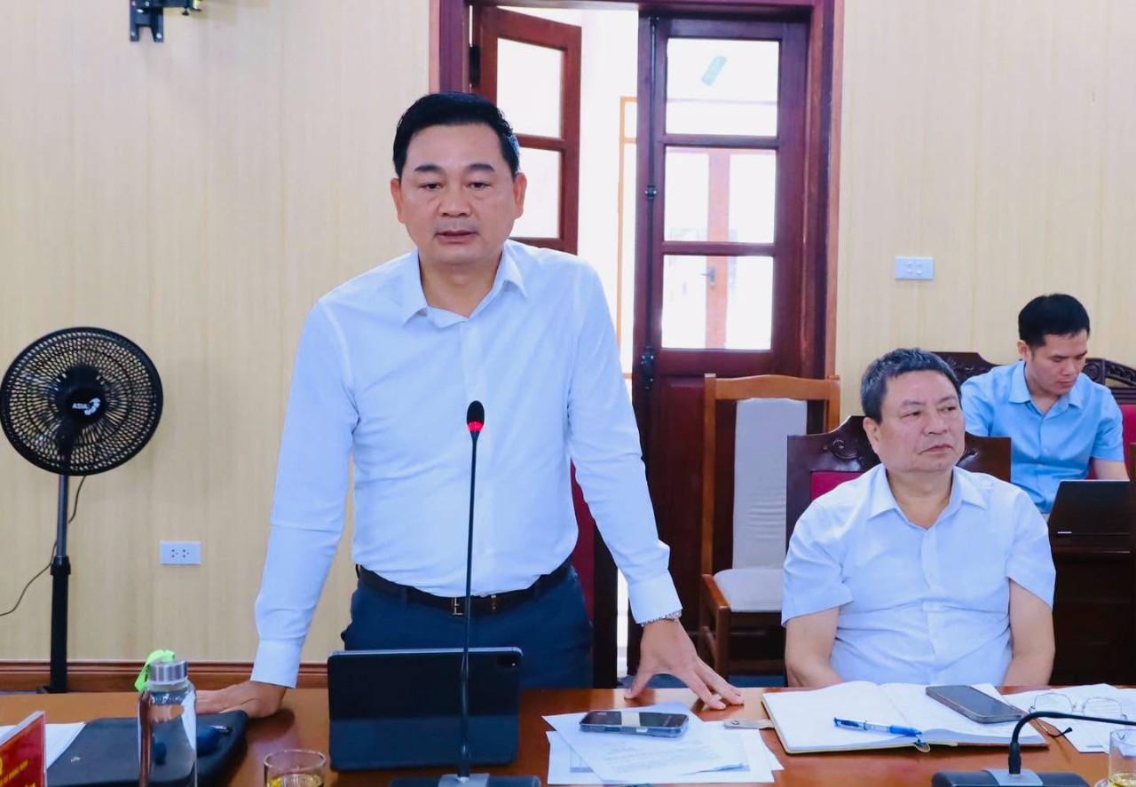 Đồng chí Nguyễn Tiến Dũng- Phó Bí thư Đảng uỷ, Chủ tịch UBND xã phát biểu tại hội nghị