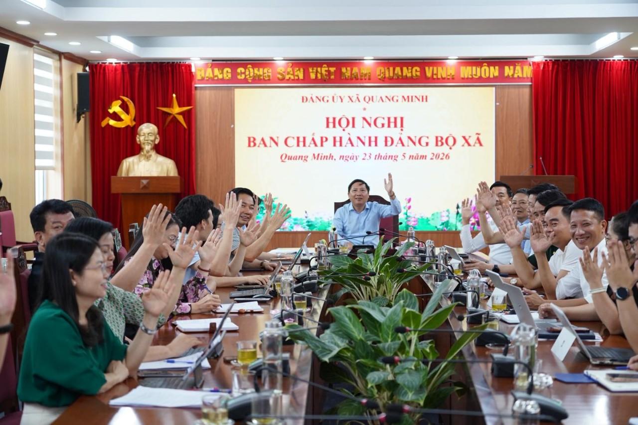 Các đại biểu thông qua dự thảo nghị quyết