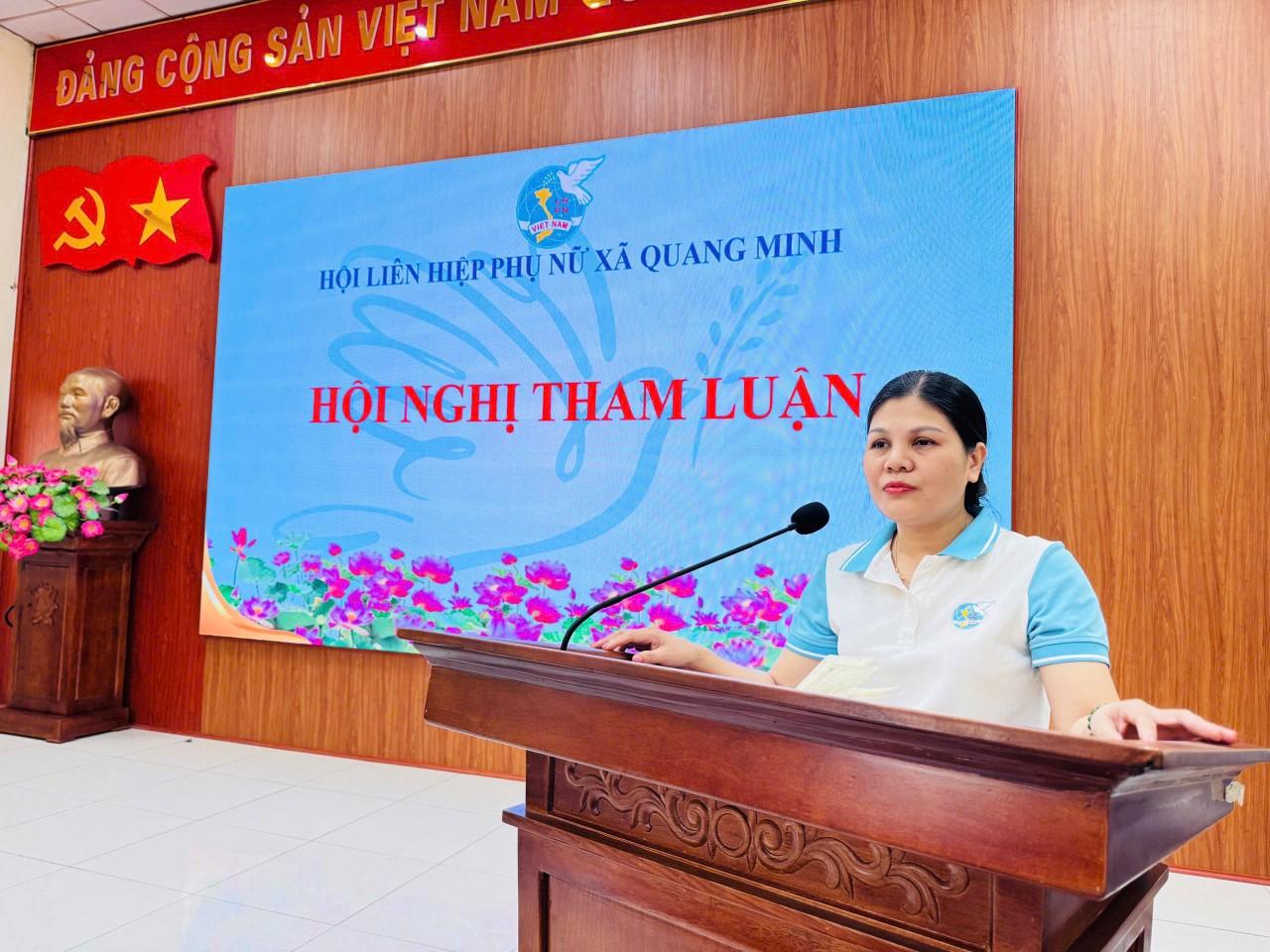 Đồng chí Trần Thị Ngọc Dung - ĐUV, Chủ tịch Hội LHPN xã phát biểu tại hội nghị