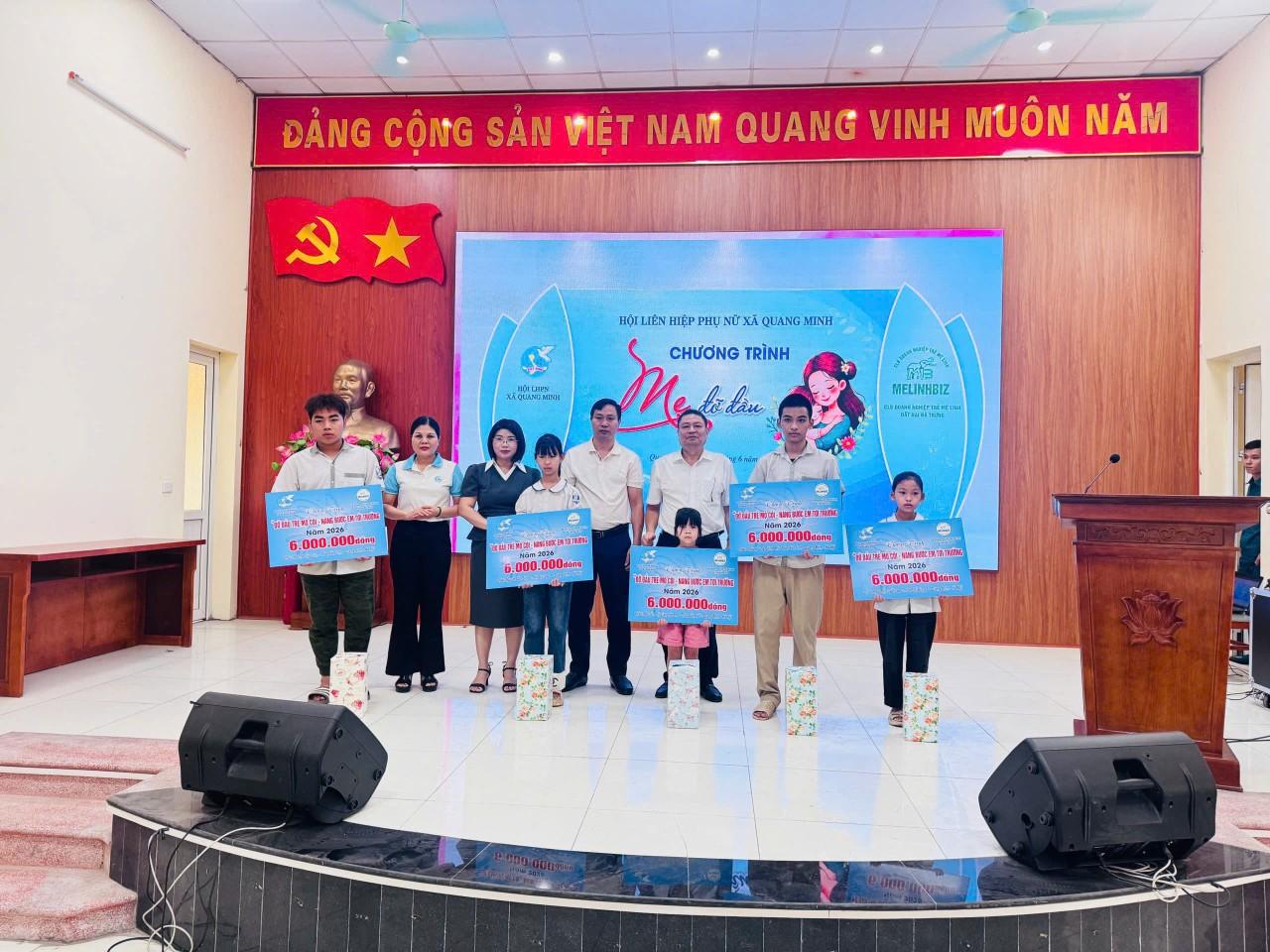 Đồng chí Lê Sỹ Cường cùng lãnh đạo Hội Liên hiệp Phụ nữ xã và đại diện Hội Doanh nghiệp trẻ Mê Linh – Đất Hai Bà Trưng đã trao kinh phí hỗ trợ cho 6 trẻ em mồ côi có hoàn cảnh đặc biệt khó khăn trên địa bàn