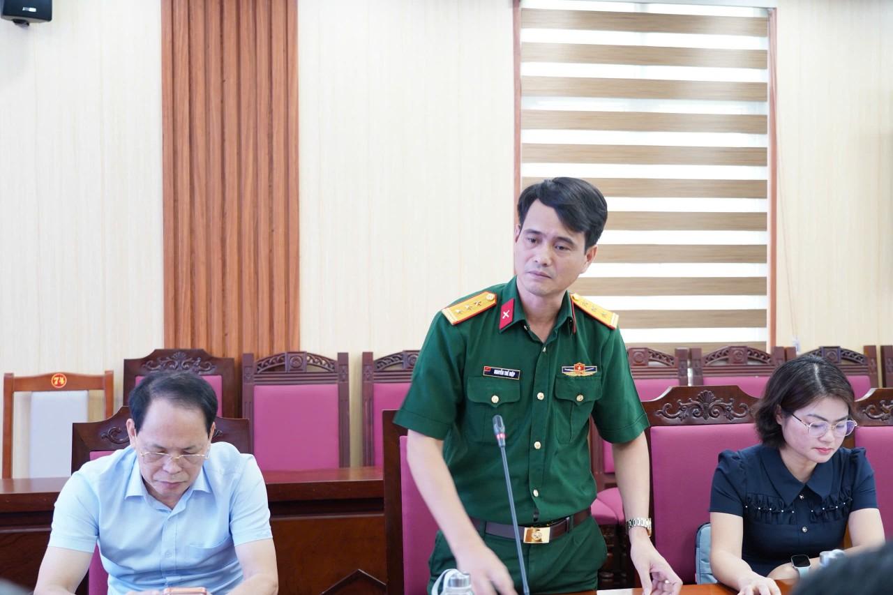 Đống chí Nguyễn Thế Hiệp - Uỷ viên Ban Thường vụ, Chỉ huy trưởng BCH Quân sự xã phát biểu tại hội nghị