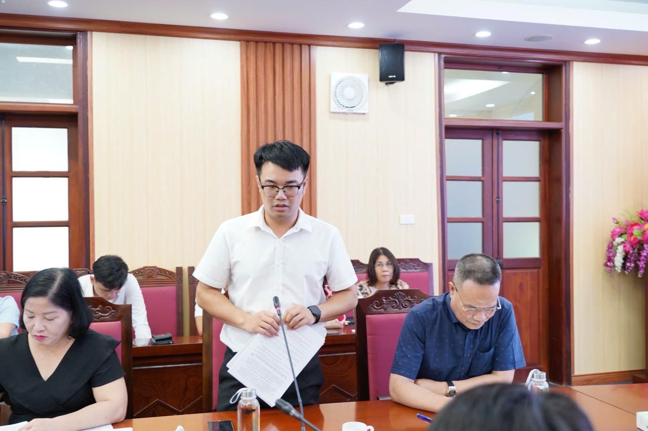 Đồng chí Đỗ Văn Chiến- Đảng uỷ viên, Giám đốc Trung tâm Dịch vụ tổng hợp xã phát biểu tại hội nghị