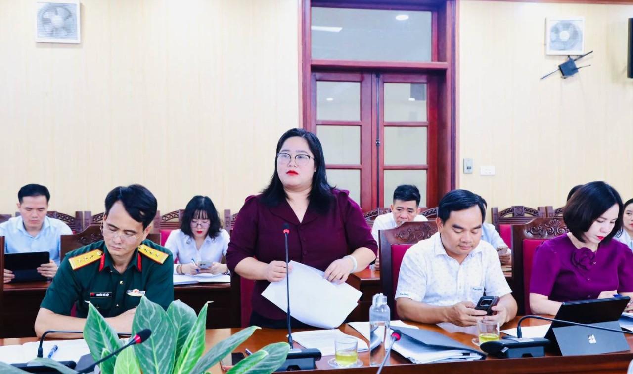 Đồng chí Nguyễn Thị Chinh - ĐUV, Trưởng phòng Văn hoá - Xã hội phát biểu tại hội nghị
