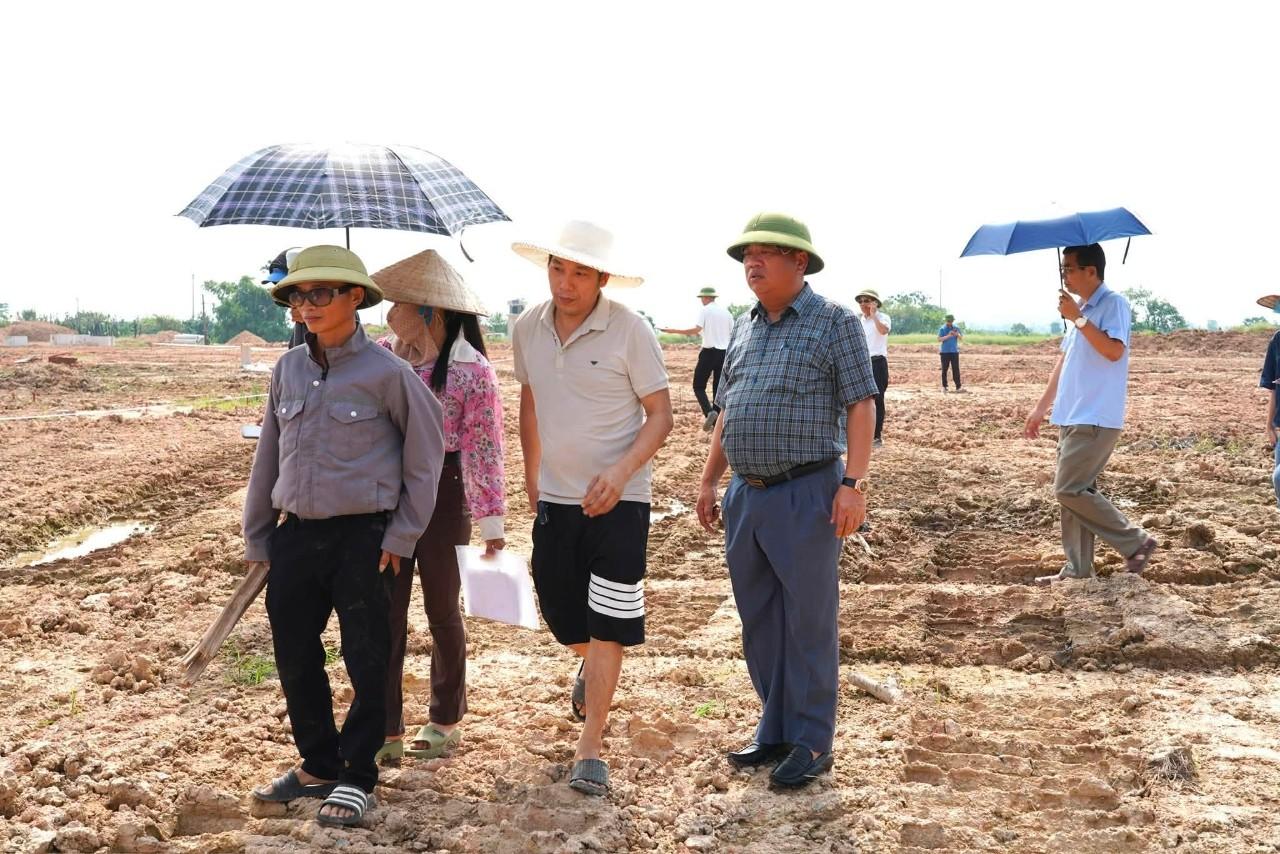 Đồng chí Phó Chủ tịch UBND xã Hoàng Quốc Thịnh trực tiếp kiểm tra, chỉ đạo giao đất tại thực địa