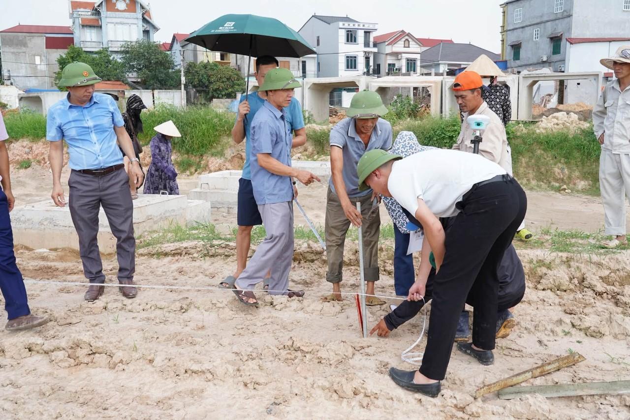 Các đơn vị tiến hành giao đất, cắm mốc giới cho các hộ dân
